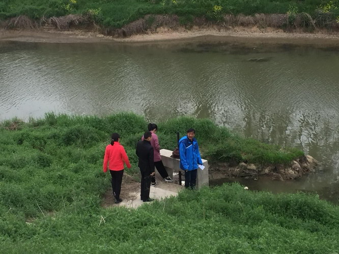 荣炳园区人大代表开展汛前水利检???_缩小大小.jpg
